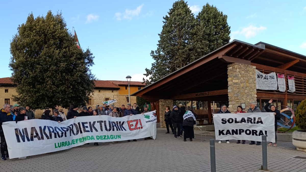 Solariaren kontratuen "arriskuez" ohartarazi dituzte Gaubeako herritarrak