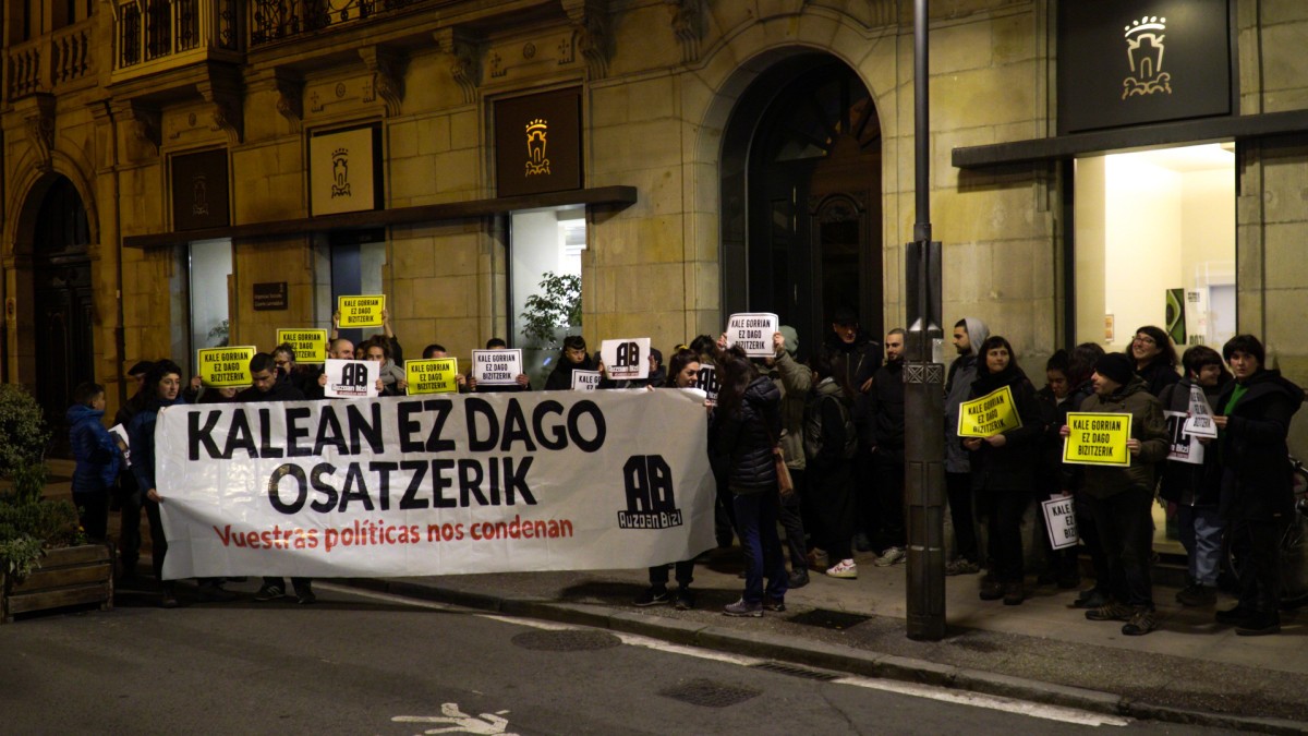 Gizarte Larrialdietako bulegoetan mobilizatu dira bizilagun bat kalean gera ez dadin