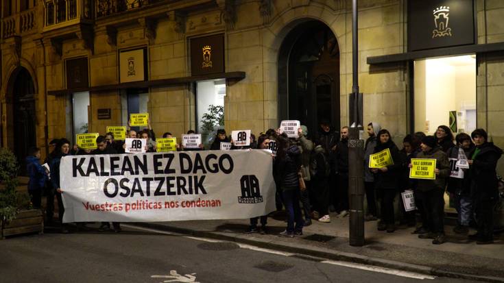 Gizarte Larrialdietako bulegoetan mobilizatu dira bizilagun bat kalean gera ez dadin