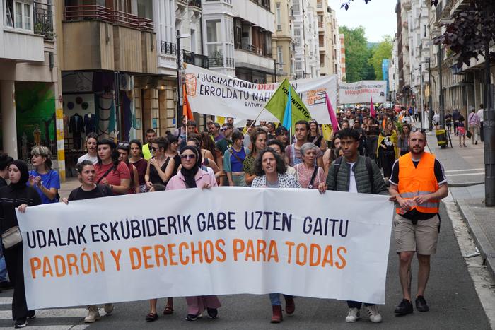 Gasteizko Udalaren "errolda politika arrazistak" salatu dituzte