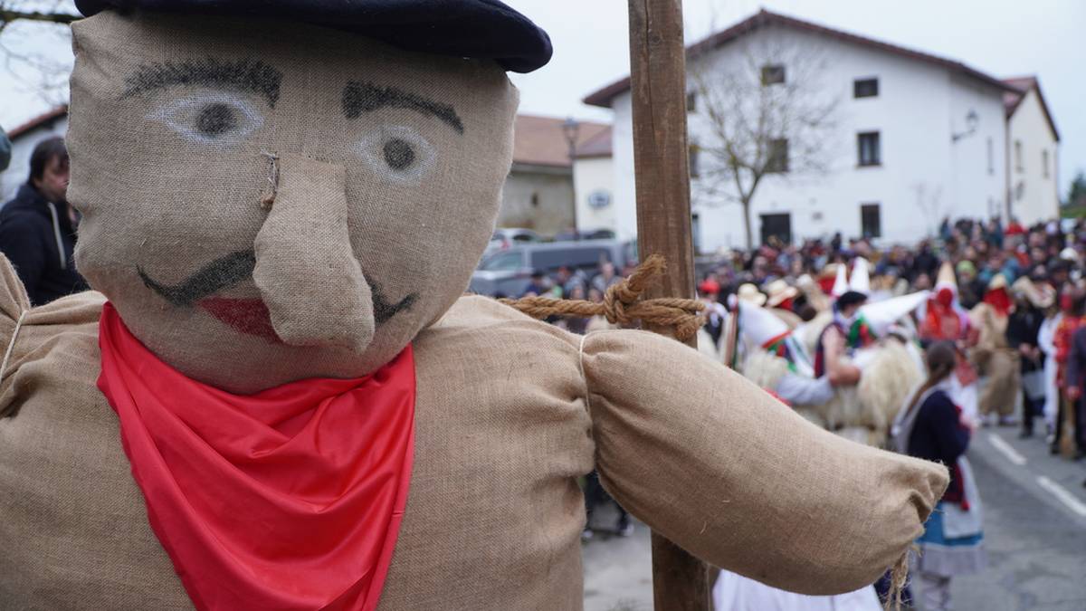 Herri inauteri jendetsuak ospatu dituzte Asparrenan