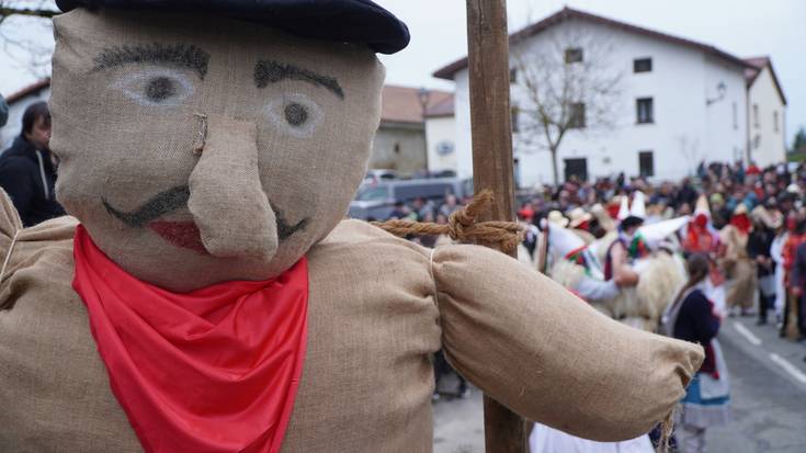 Herri inauteri jendetsuak ospatu dituzte Asparrenean