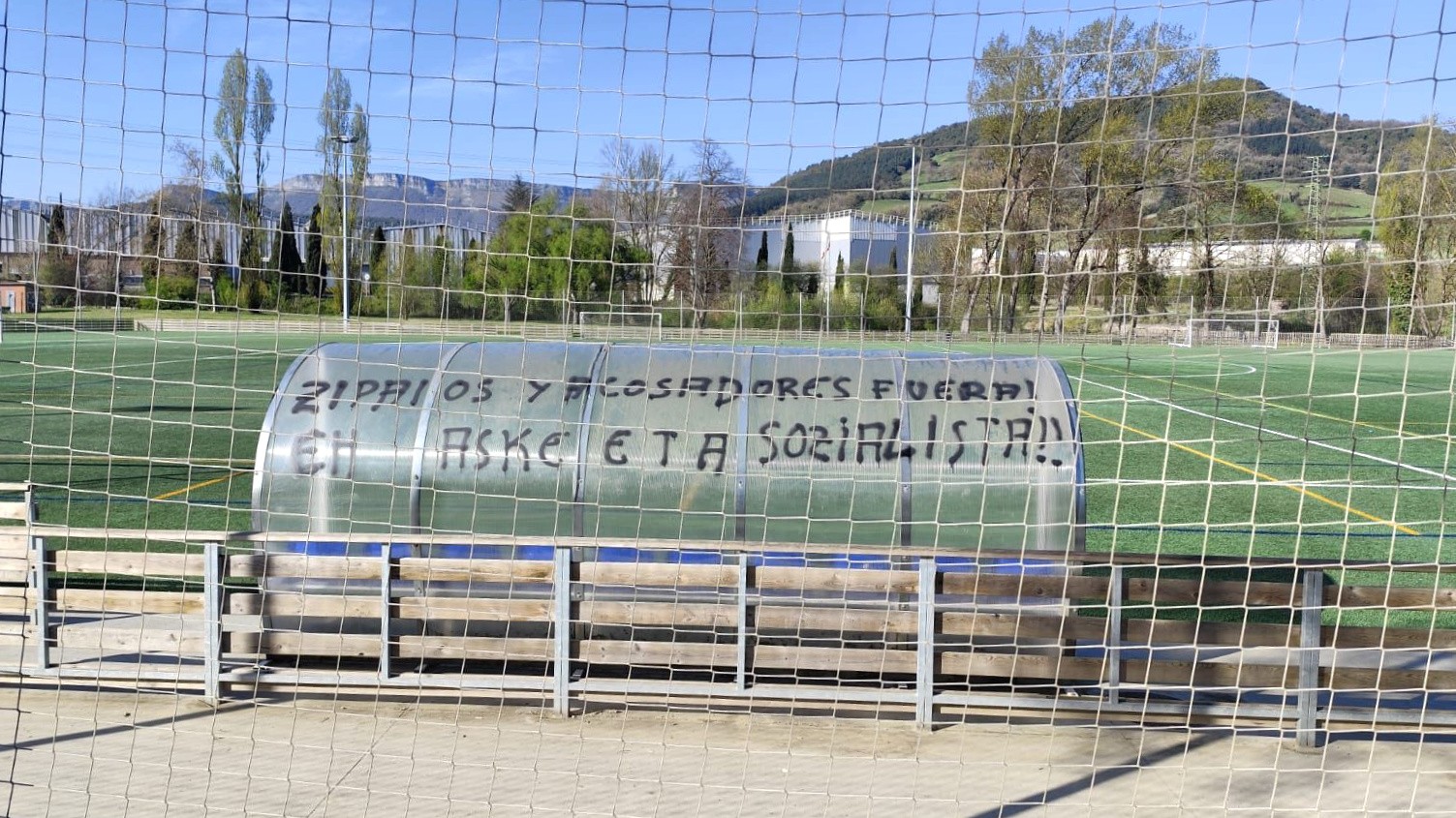 Laugarrenez, Ertzaintzaren kontrako pintadak egin dituzte Amurrion