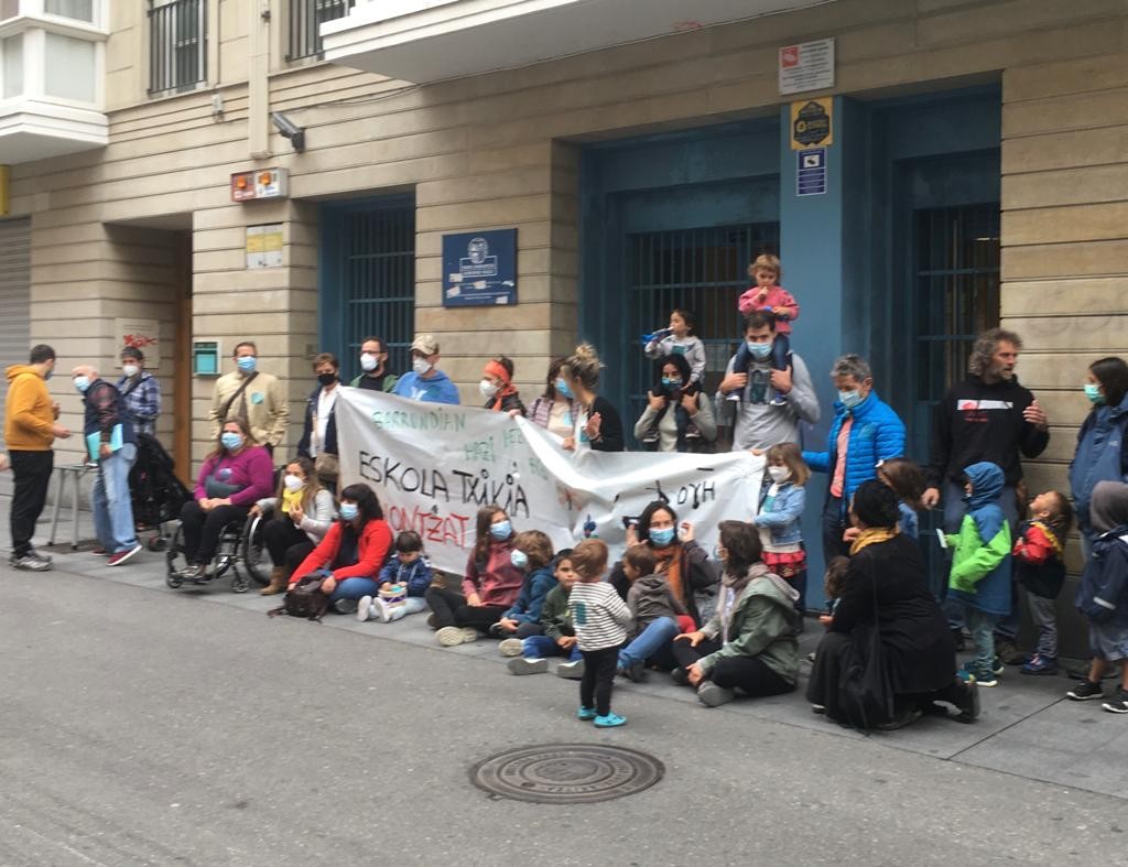 Sei ume Barrundiako Eskola Txikitik kanpo utzi dituztela salatu dute gurasoek