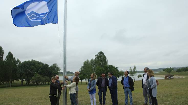 Bandera Urdina prest Garaio eta Landako hondartzetan