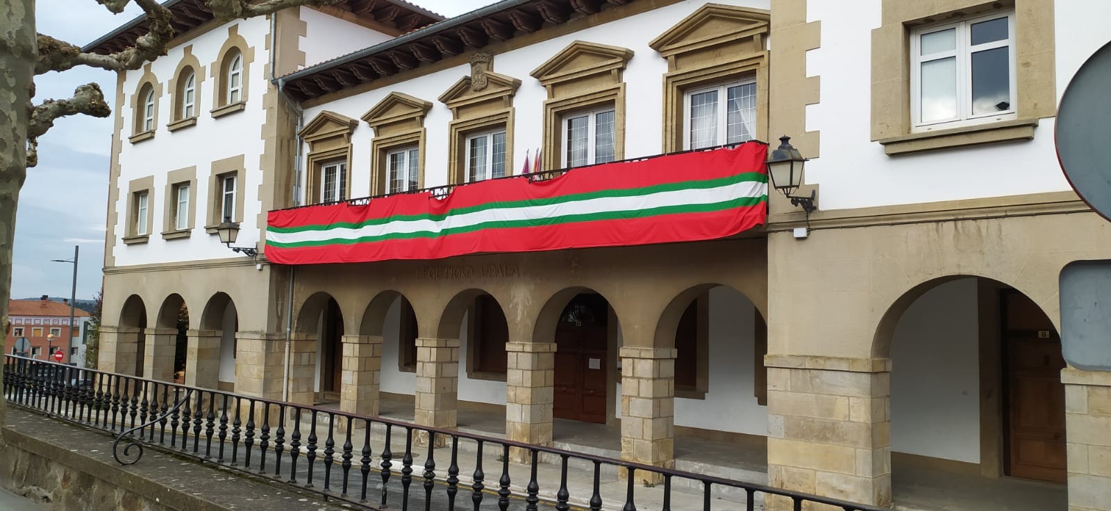 Ikurrinak, etxetik lau haizetara