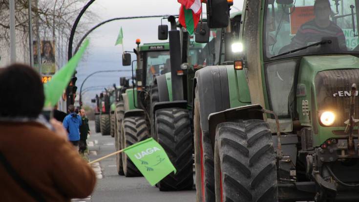 Arabako nekazariek sektorearen etorkizunaren aldeko traktorada egin dute