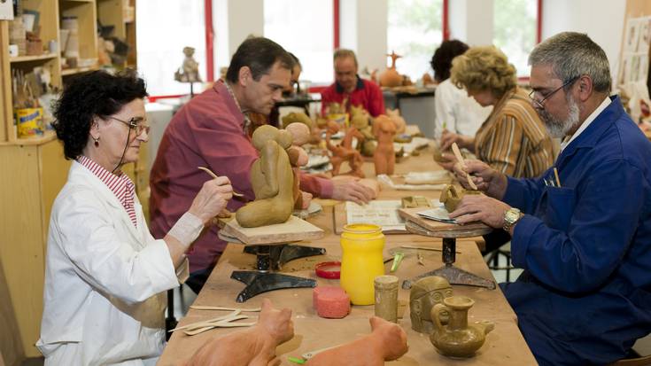 Gizarte etxeek egokitutako 409 ikastaro eskainiko dituzte urritik aurrera