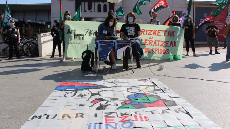 Greba mugagabea bertan behera utzi dute Artiumeko langileek