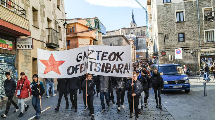 Espainiako Poliziak hiru gazte eraman ditu deklaratzera urtarrileko grebagatik