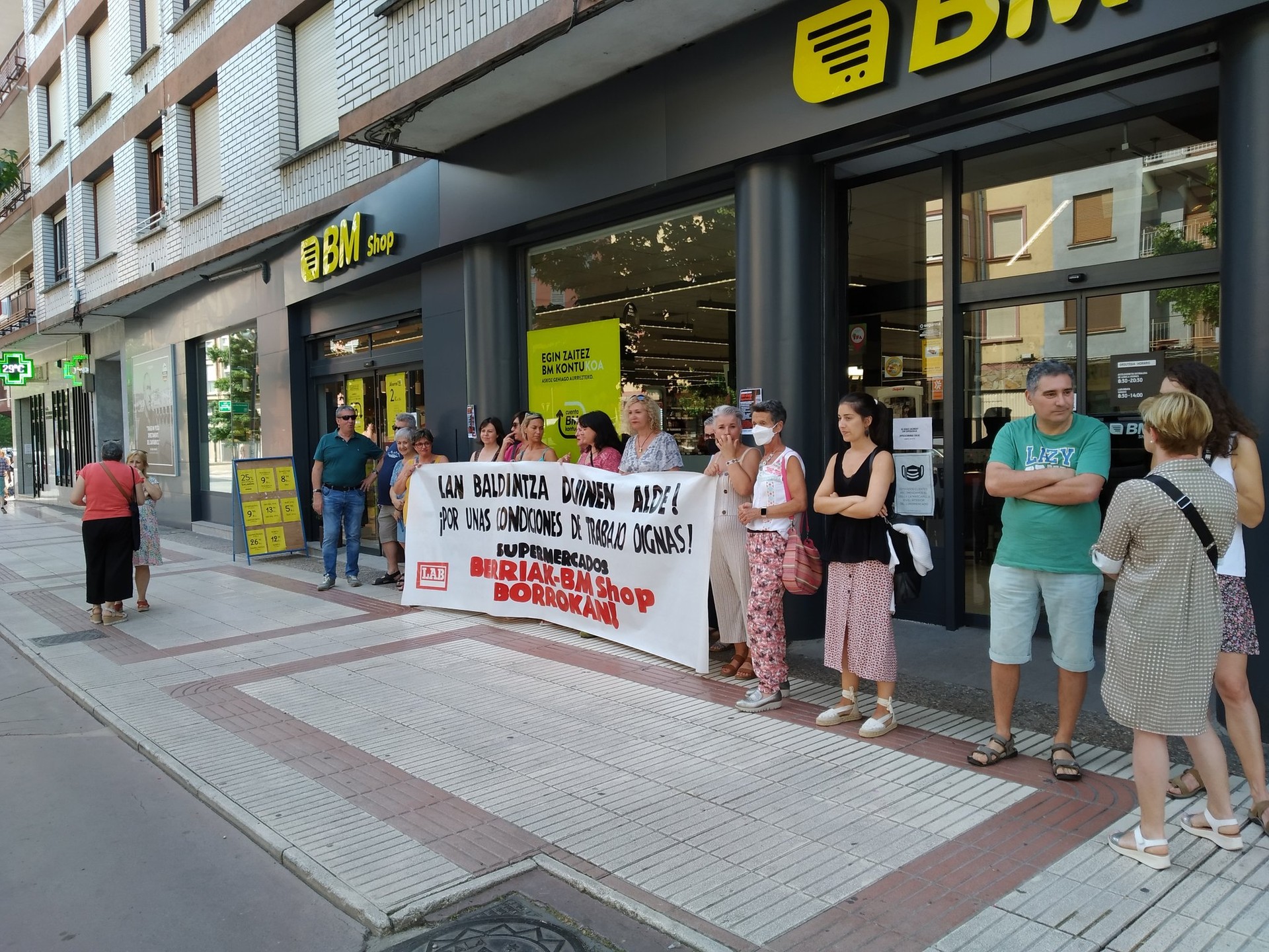 Superberriak kateko denda guztiak itxi eta 70 langile kaleratu nahi dituzte