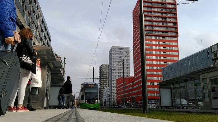 Emakumezko bat ikertzen ari dira autoarekin mutil bat zauritu eta alde egiteagatik