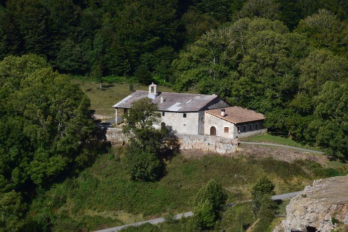 Lautadak Mendialdeari begira