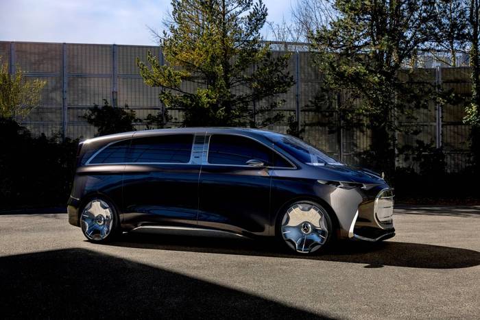 Ehun langile baino gehiago behar ditu Mercedesek