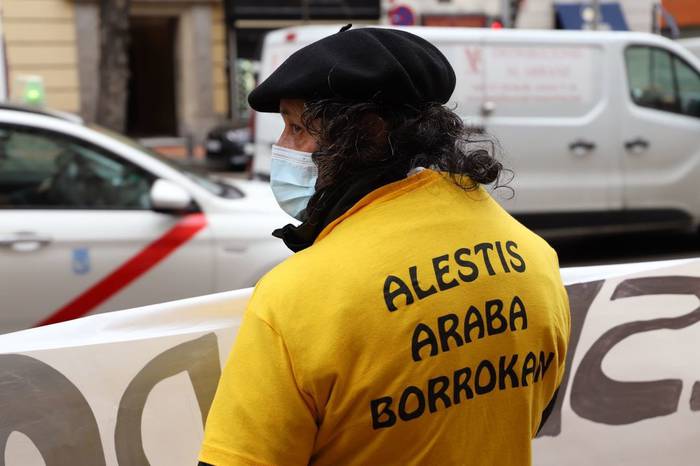 Kaleratutako langile guztiak berronartzeko exijitu du Alestiseko gehiengo sindikalak