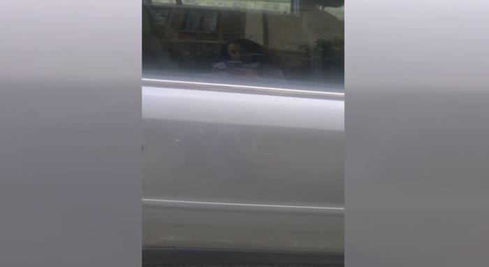 Hainbat auto hondatu eta horietako batean "gay" hitza marratu dute Gasteizen