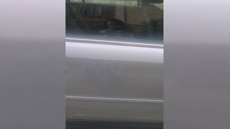 Hainbat auto hondatu eta horietako batean "gay" hitza marratu dute Gasteizen