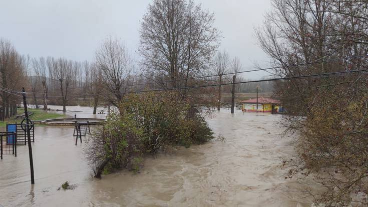 Errepideak itxita eta herriak isolatuta, denboralearen ondorioz