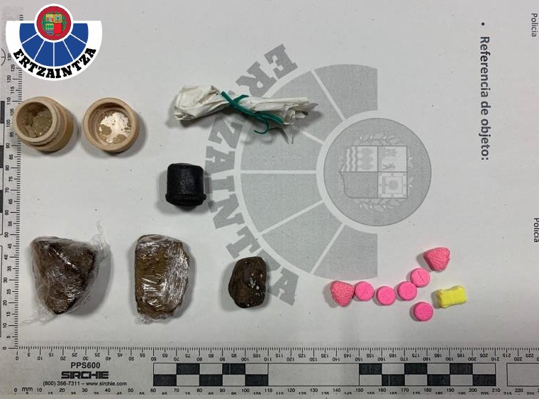 Drogak eta debekatutako armak izateagatik atxilotua errepideko kontrol batean