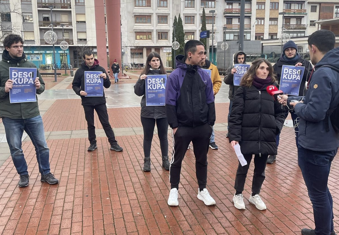 Desokupa enpresa batek Gasteizko familia bat jazarri duela salatu dute