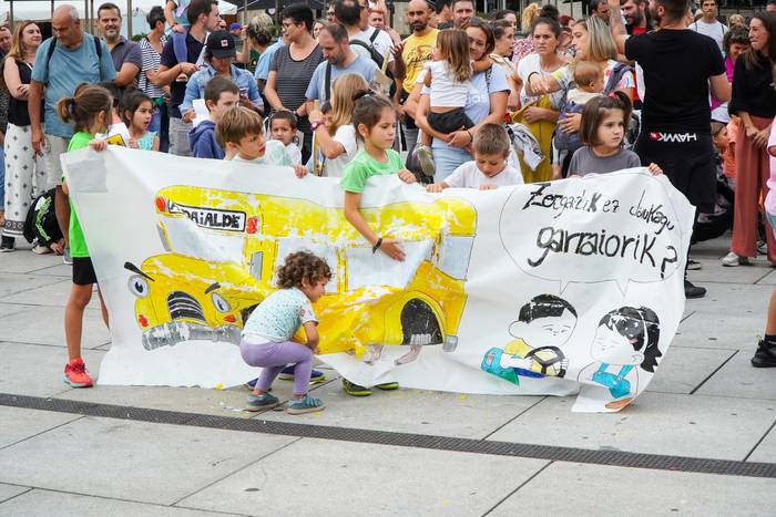 Hezkuntza Sailak ordaina emango die eskola garraiorik gabe izan diren familiei