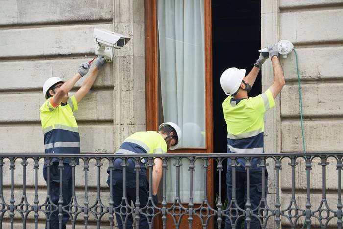Hasi dira bideozaintzarako kamera berriak instalatzen Gasteiz erdialdean