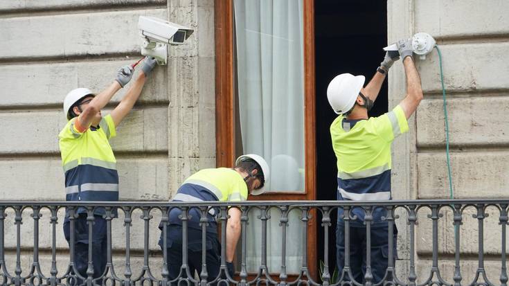 Hasi dira bideozaintzarako kamera berriak instalatzen Gasteiz erdialdean