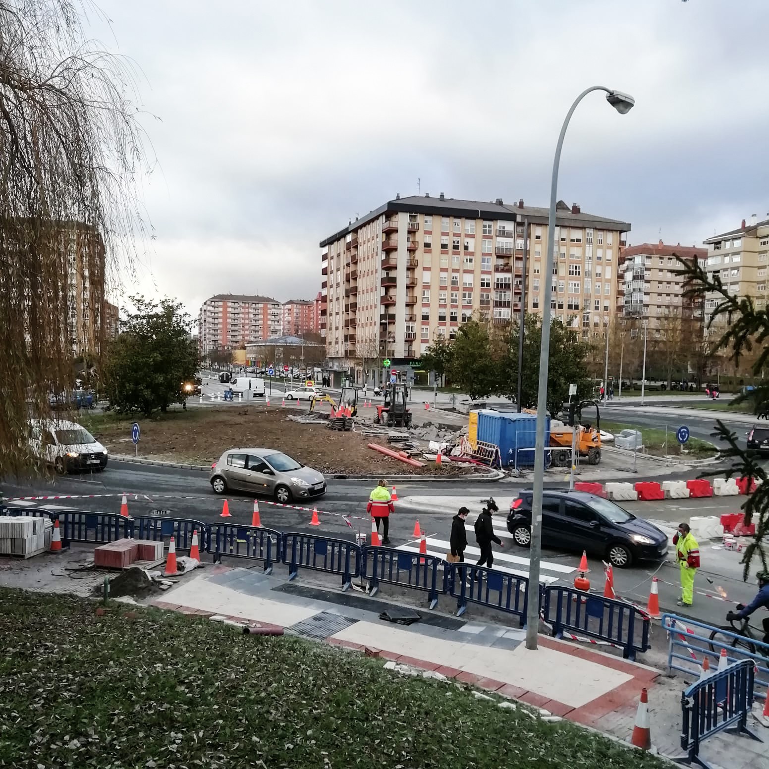 Trafikoa eten dute Jacinto Benavente kaleko biribilgunean, tranbiaren obren ondorioz