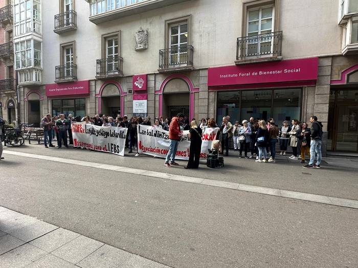 Gizarte zerbitzuak prekario eta pribatuak direla salatu dute langileek