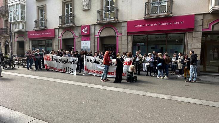 Gizarte zerbitzuak prekario eta pribatuak direla salatu dute langileek