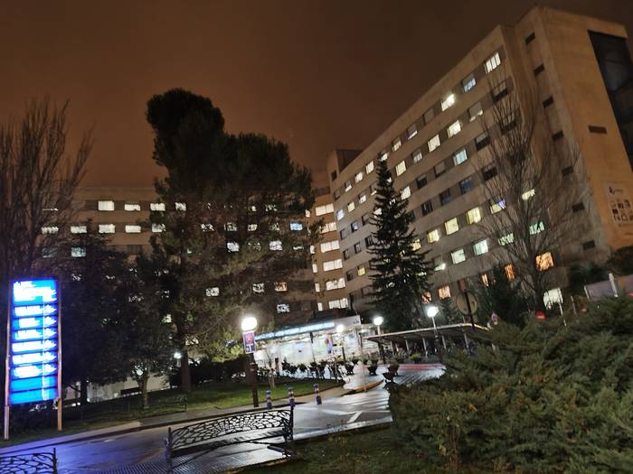 Atxilotu bat diskoteka batean beste pertsona bati labankada bat emateagatik