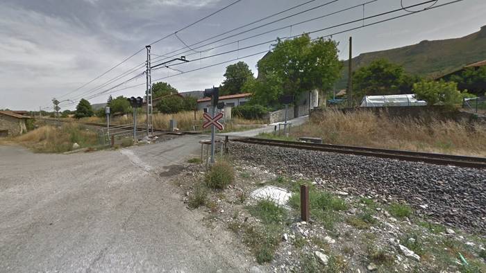 Gizon bat hil da Aprikanon, trenak harrapatuta