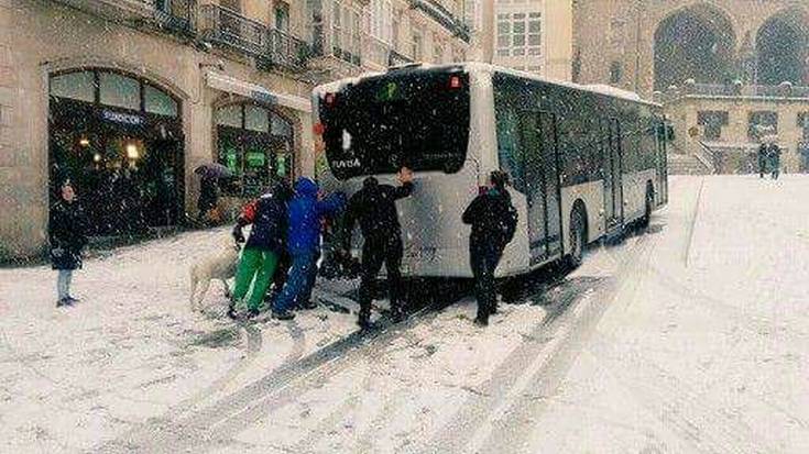 Elurrak eta izotzak arazoak sortu ditu trafikoan eta garraio publikoan