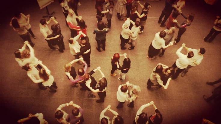 Elurraren zain, dantzan eta bertsotan