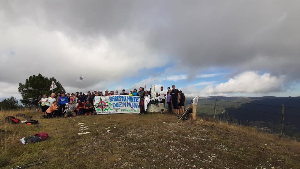 Arlaban eta Gasteizera bidea hartu du proiektu eolikoen aurkako protestak