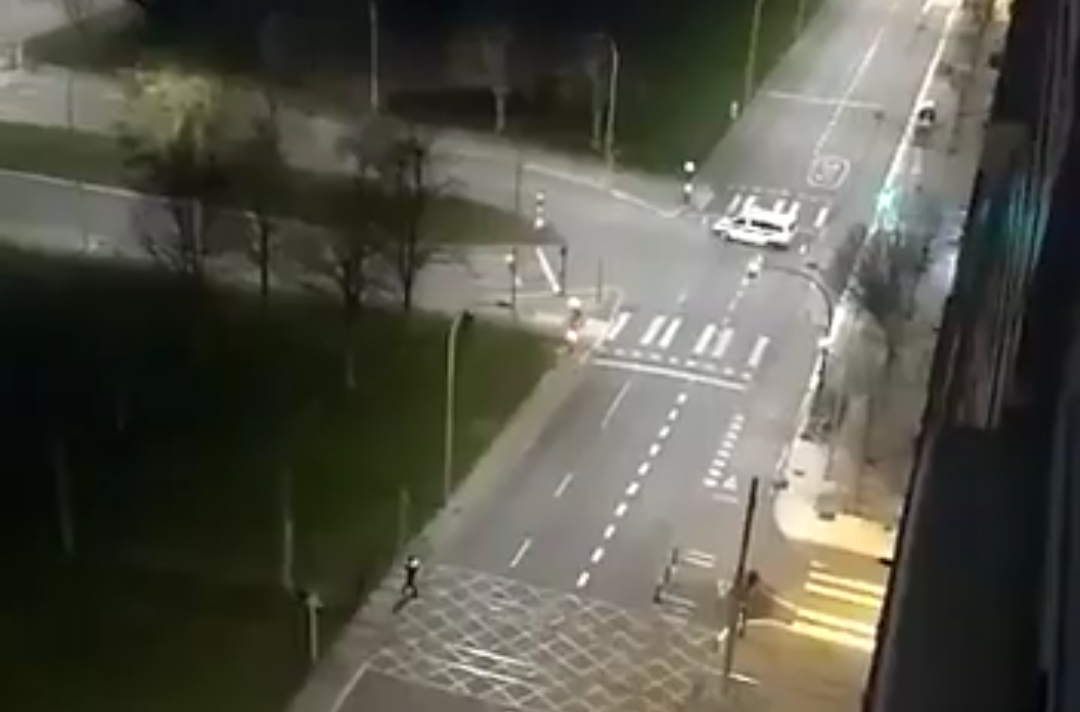 Bere buruaz beste egin du etxebizitza batean gotortutako gizonak