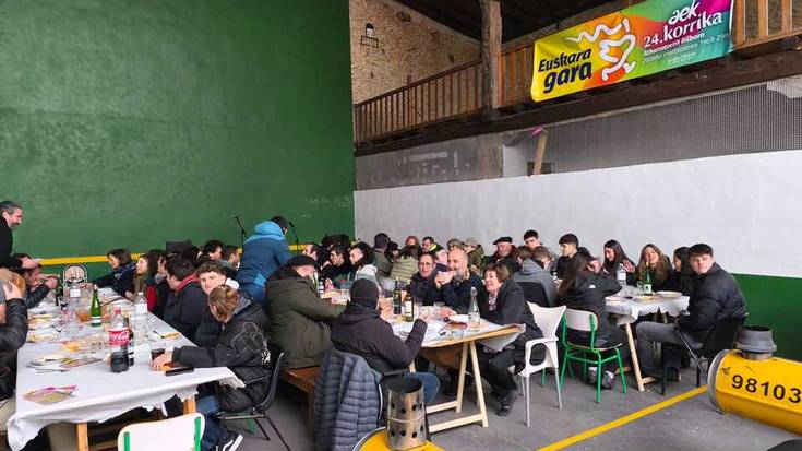 Korrika Jai jendetsua egin dute Baxaurin