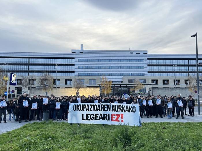 Okupazioaren kriminalizazioa salatzeko elkarretaratzea egin dute Gasteizen