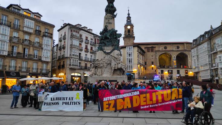 Autodeterminazio eskubidea aldarrikatu dute Gasteizen, Kataluniako erreferendumaren bigarren urtemugan