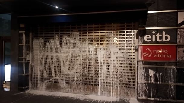 Pintura jaurti dute bart Gasteizko EITBren egoitzaren kontra