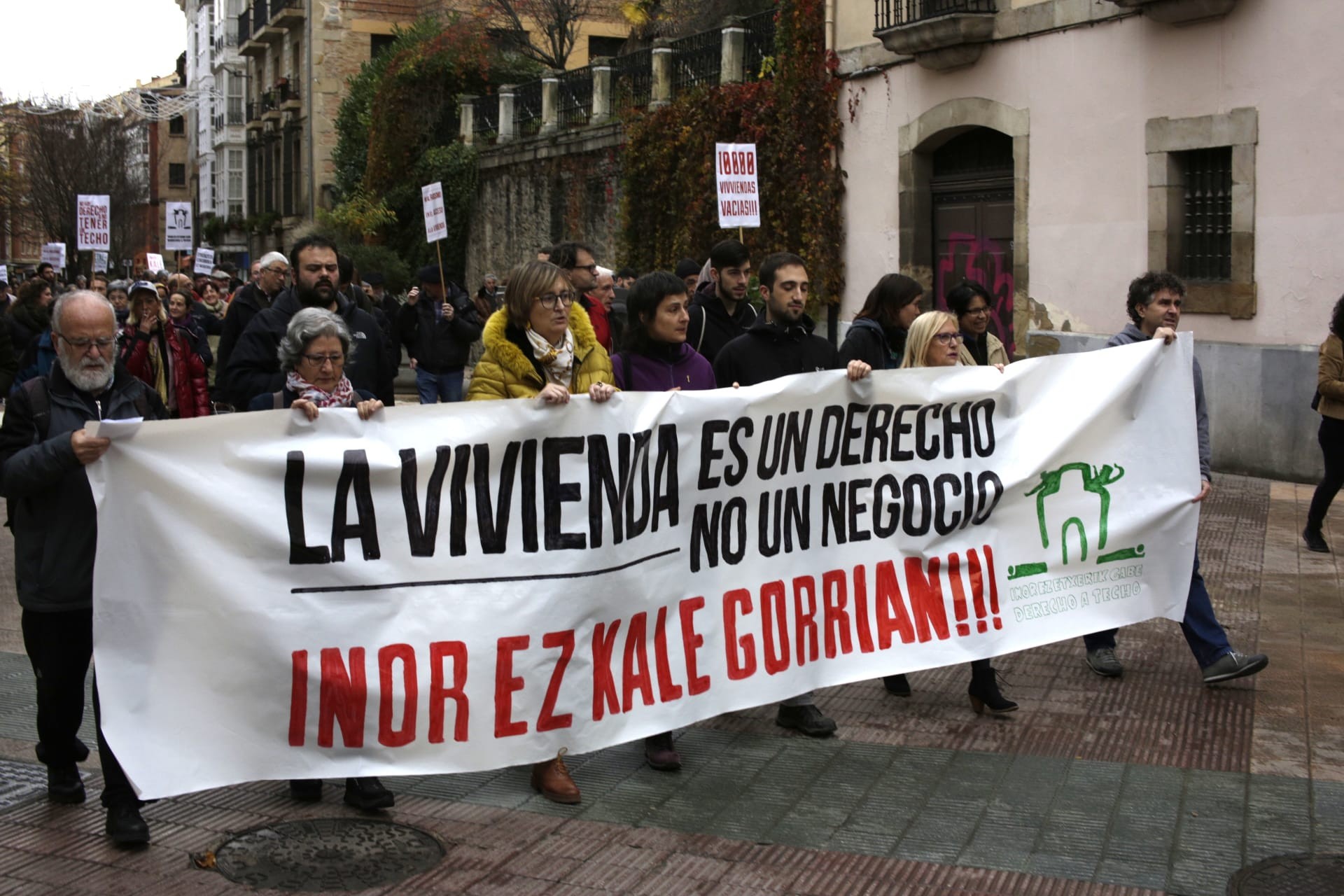 Etxebizitza eskubidea bermatzeko neurri zehatzak exijitu dituzte Gasteizen