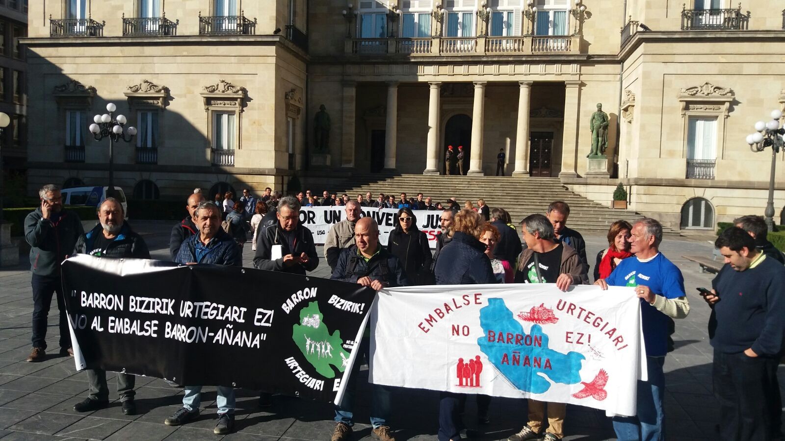 Barrongo urtegiaren kontra bildu dira Diputazioaren aurrean