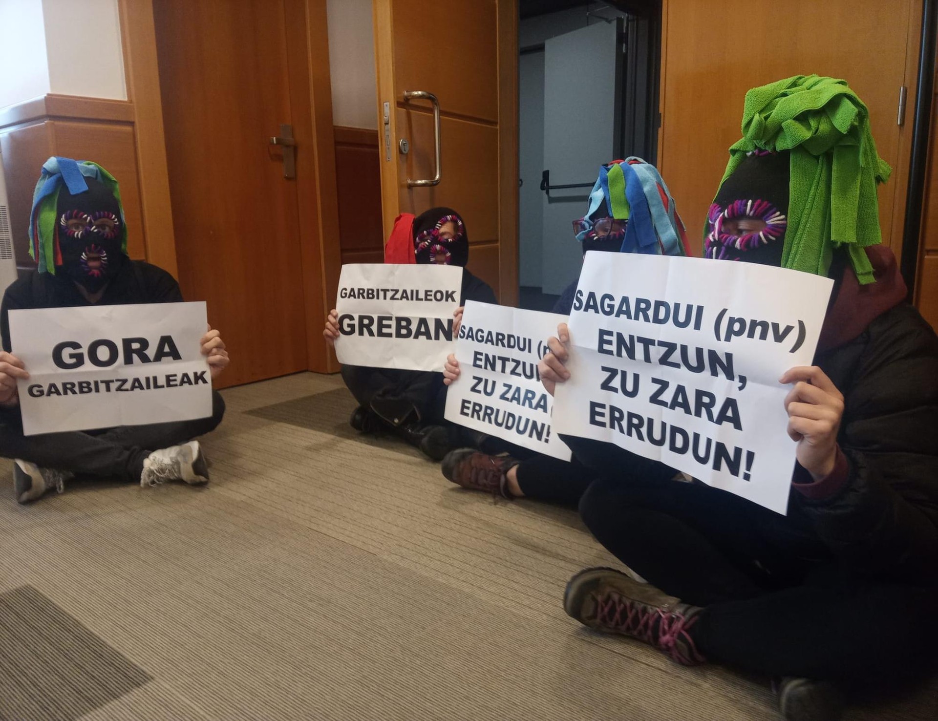 Sagarduiren bulegoa okupatu dute Osakidetzako garbitzaileekin elkartasunez