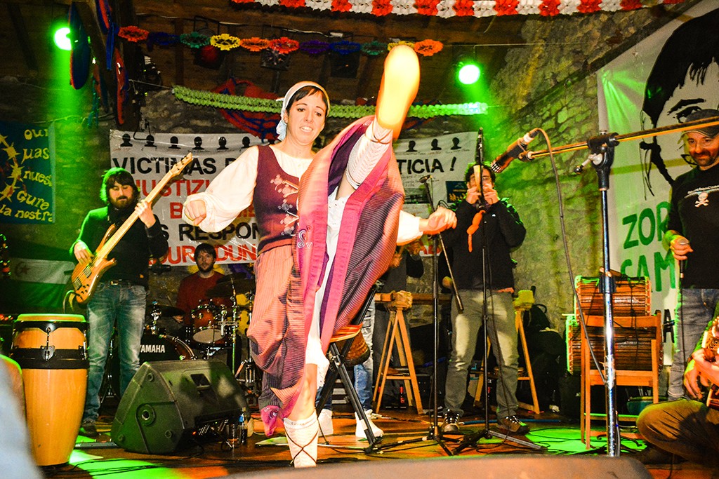 Ezinbestean, kolorez
