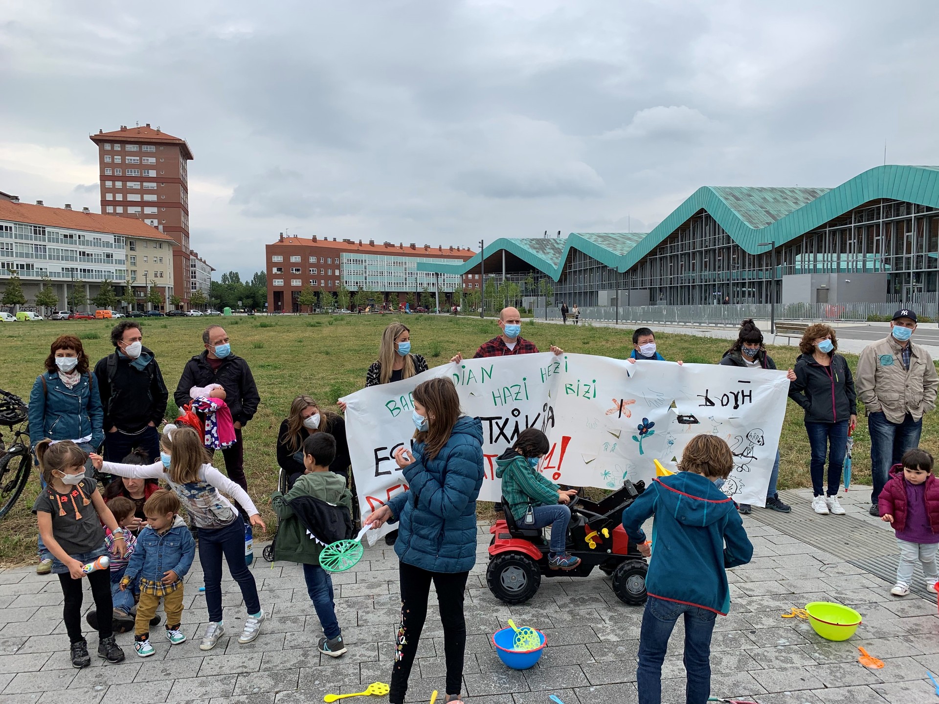 Barrundiako Eskola Txikiko gurasoek konponbide bat eskatu diote Eusko Jaurlaritzari