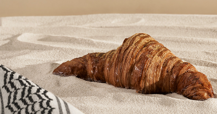 'Crunafah' Gazako haurren aldeko croissant solidarioa kaleratu dute Artepanek eta Kromatikok