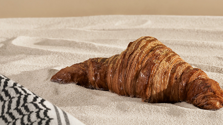 'Crunafah' Gazako haurren aldeko croissant solidarioa kaleratu dute Artepanek eta Kromatikok