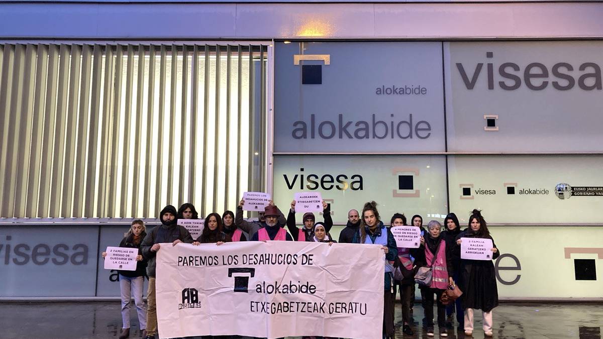 Alokabideko bi familia etxegabetze arriskuan daude