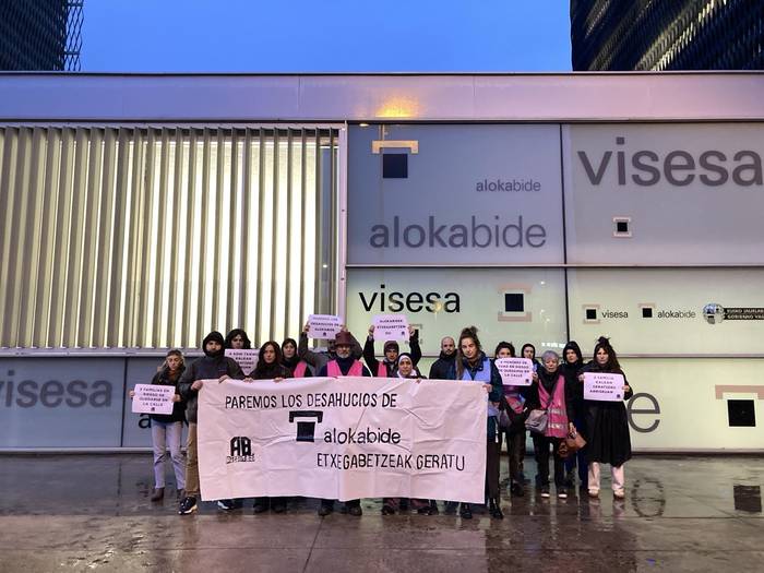 Alokabideko bi familia etxegabetze arriskuan daude