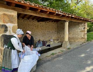 Arropa garbitzen zuten emakumeak omenduko dituzte Ozetan
